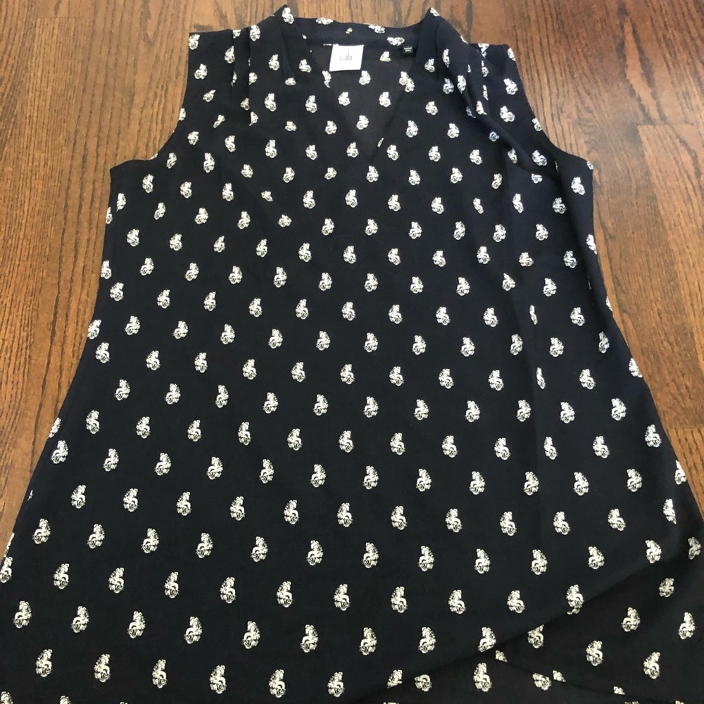 cabi patterned sleeve less split neck blouse